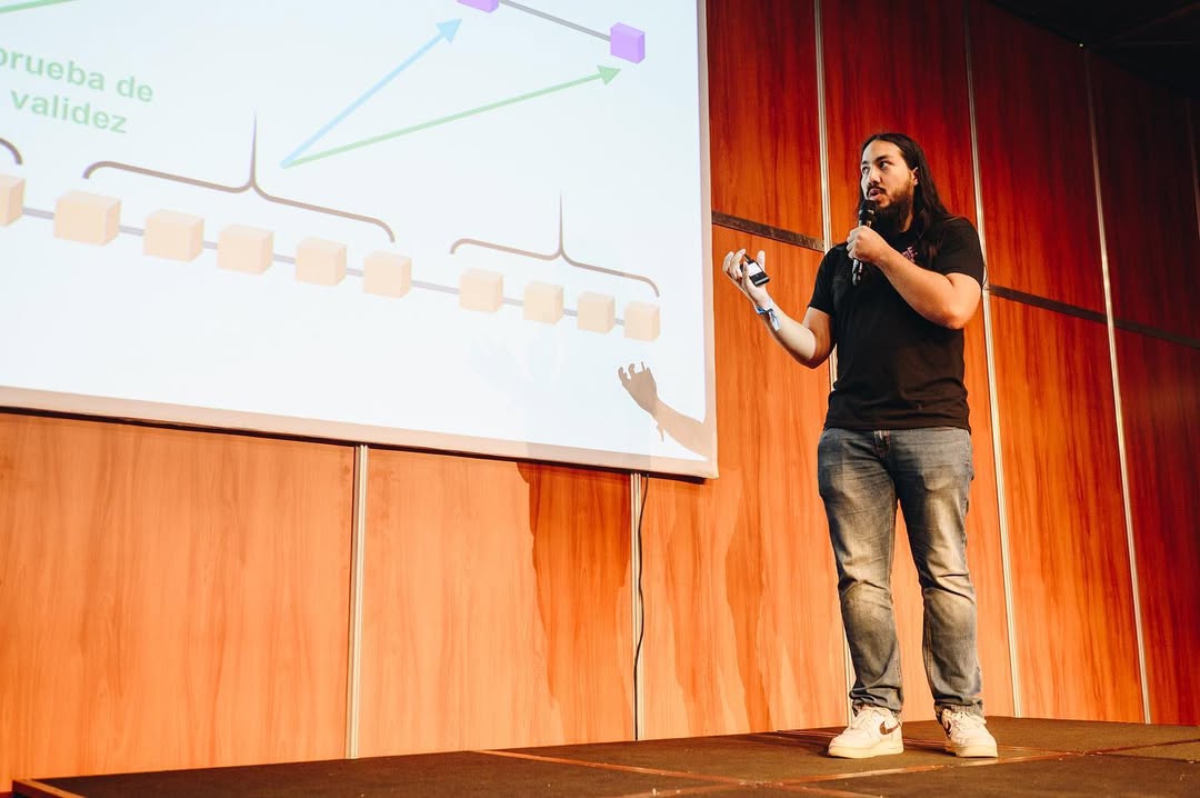 Ahmed Castro dando una charla técnica sobre blockchain